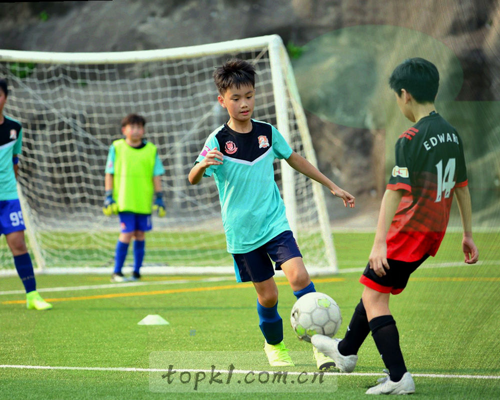深蓝色渐变中的几何光带，象征数据流动